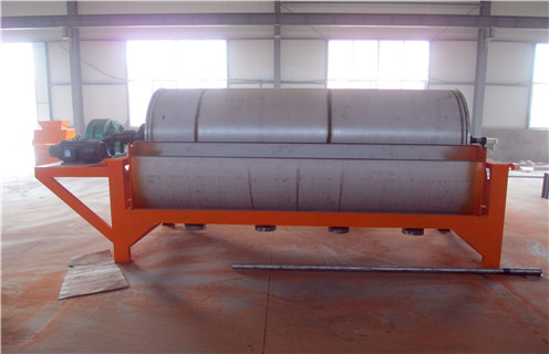 倡導(dǎo)綠色鉀長石磁選機(jī)_倡導(dǎo)綠色鉀長石磁選機(jī)磁場一般為多少_磁塊如何排列，越來越多的“跨界者”開始搶占環(huán)保市場。鉀長石緊跟環(huán)保步伐，發(fā)展成為環(huán)保企業(yè)。通過環(huán)保發(fā)展、創(chuàng)新發(fā)展，從而提升企業(yè)自身能力，提高企業(yè)在市場中的競爭力。鉀長石專用磁選機(jī)磁場穩(wěn)定，磁力強(qiáng)，除鐵效果好，永磁磁系，維護(hù)費(fèi)用低，最重要的是這是一款節(jié)能環(huán)保設(shè)備。 一、倡導(dǎo)綠色鉀長石磁選機(jī)_倡導(dǎo)綠色鉀長石磁選機(jī)磁場一般為多少_磁塊如何排列 1、長石是由硅氧四面體組成架狀構(gòu)造的鉀、鈉、鈣鋁硅酸鹽礦物。其主要成份為Si02、A1203、K20、Na20、CaO、MgO是制造業(yè)的重要原料，廣泛應(yīng)用于化工、磨料、玻璃纖維、電焊條、搪瓷及填料等行業(yè)。 2、由于長石中的鐵礦物、云母和石榴子石等都具有一定的磁性，因此在外加磁場的作用下可與長石分離。一般地，長石中的鐵礦物、云母等磁性較弱，只有采用強(qiáng)磁選設(shè)備才能獲得較好的分選效果。而鉀長石除鐵專用磁選機(jī)就是在這種形勢下得到廣泛推廣應(yīng)用的。 二、倡導(dǎo)綠色鉀長石磁選機(jī)_倡導(dǎo)綠色鉀長石磁選機(jī)磁場一般為多少_磁塊如何排列 1、具有較高磁感應(yīng)強(qiáng)度，磁系全部使用釹鐵硼磁性材料，能實現(xiàn)較高的回收率，以達(dá)到粗選或掃選的目的。 2、小極距、多磁極交變磁系設(shè)計，能在選礦過程中有效防止機(jī)械夾雜。 3、永磁鐵做磁源，磁場穩(wěn)定，磁力強(qiáng)，節(jié)能環(huán)保、選礦效果好。 4、物料不粘筒，工作流暢，處理量大，不會對環(huán)境造成破壞。 立足當(dāng)下，展望未來，節(jié)能環(huán)保將是磁選機(jī)企業(yè)的發(fā)展趨勢。環(huán)保發(fā)展成為走出去新的領(lǐng)域，走出去對于很多環(huán)保企業(yè)而言或許是新的選擇。專家指出盲目入場、沒有技術(shù)和資本能力的企業(yè)將在“大洗牌”中出局。 &emsp;