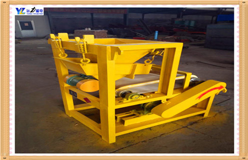 　2..干式磁選機的磁系結構及參數  　　2.1.采用優(yōu)質材料作為磁性介質,磁場可有效聚合,有效磁分離磁感應強度高,磁場強度7000至14000GS;  　　2.2.磁系統(tǒng)采用NdFeB高  　　2.3.節(jié)能環(huán)保：設備采用永磁體系統(tǒng),石英砂干式高強度磁選機低功耗,無勵磁和無耗電.磁系統(tǒng)不需要能量和冷卻系統(tǒng),結構緊湊,重量輕,占地面積小,制造和運行成本低,操作和維護方便,性能穩(wěn)定.低成本設備,空間發(fā)展理想;  　　2.4.設備用于刷洗卸礦,完全卸料,防止細礦物在工作區(qū)的吸附;  　　2. 5.適用范圍廣,礦物分選,分選效果高,濃度高,尾渣少.石英砂干式高強度磁選機有很多特點.